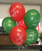 Ballon-Strauß mit roten und grünen Weihnachts-Ballons bedruckt mit Weihnachts-Motiven