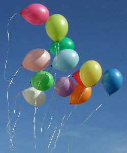 Fliegende gasgefüllte Luftballons