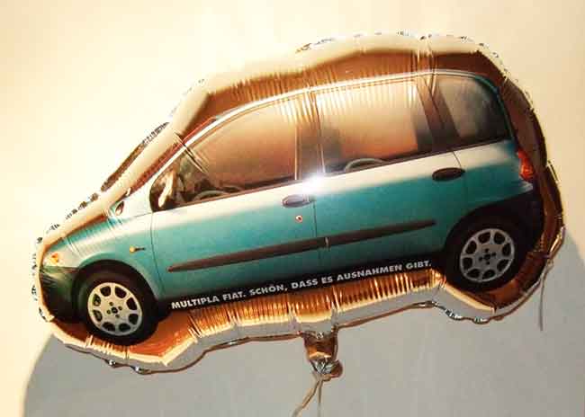 individueller Folienballon in Form eines Autos